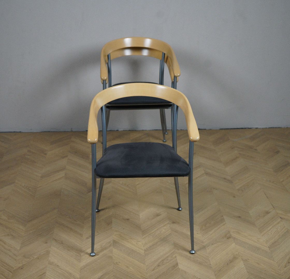 Frontvisning af Fumac Milano konferencestol med mørkegrå polstring og ahorn ryglæn.